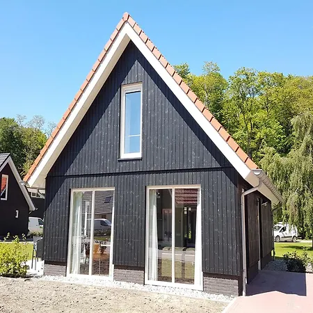 Дом отдыха Modern Villa With Garden Алмен