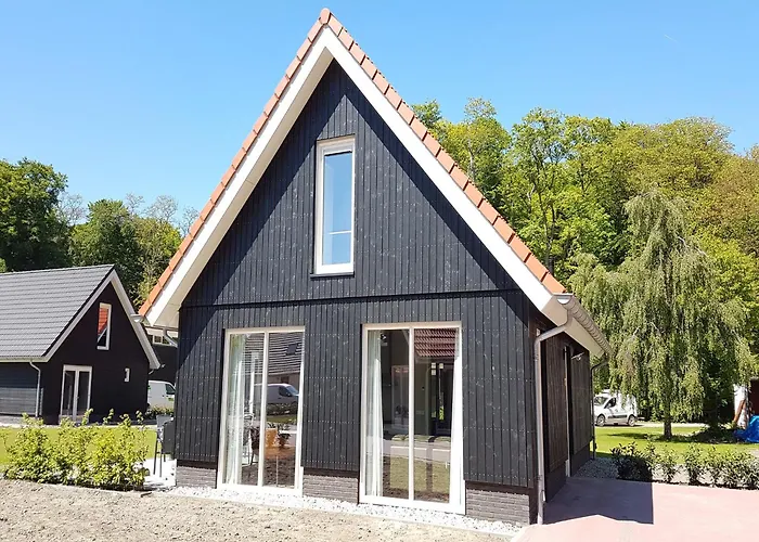 Дом отдыха Modern Villa With Garden Алмен